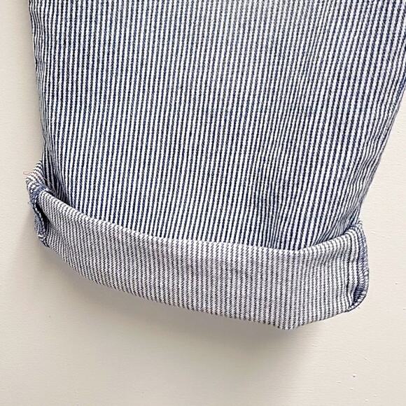 Gloria Vanderbilt Navy and White Pinstriped Capri Pants 5 Pocket Woman's Size 14 - Picture 3 of 11